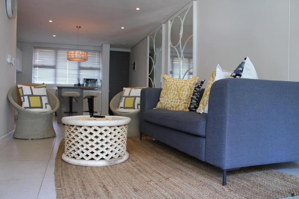 Coastal Chic Apartment *